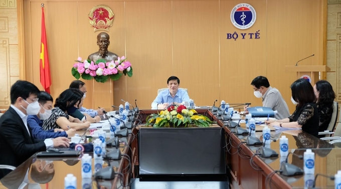 Bộ trưởng Long họp với các đơn vị liên quan về công tác tiêm chủng vaccine phòng Covid-19 cho trẻ em, ngày 26/10. Ảnh: Trần Minh