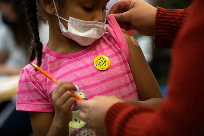 Một bé gái 5 tuổi tiêm vaccine Covid-19 tại Trung tâm Mary ở Washington, Mỹ, ngày 3/11. Ảnh: Reuters